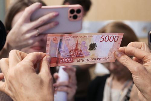 В регионах появились новые банкноты номиналом пять тысяч рублей
