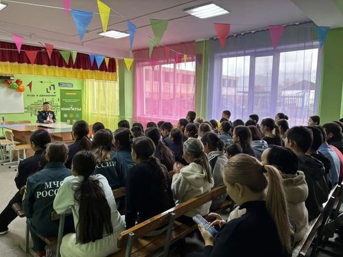 Герой России Чалым Чулдум-оол встретился со школьниками, педагогами и волонтёрами Улуг-Хемского района
