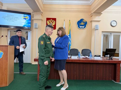 В Туве на итоговом пленарном заседании наградили общественных активистов и талантливого военнослужащего