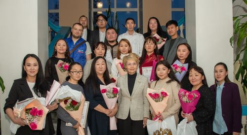 Журналисты Тувы получили благодарственные письма от сенатора России Дины Оюн