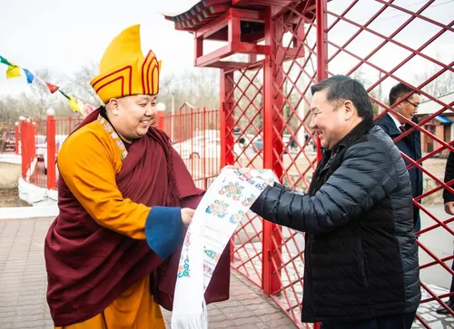 Глава Тувы поздравил с днем рождения Камбы-ламу республики