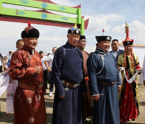 Владислав Ховалыг поздравил председателя Верховного Хурала Тувы с 60-летним юбилеем