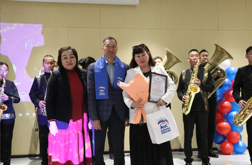 В Туве в общероссийский День библиотек «Единая Россия» поздравила работников и ветеранов библиотечной системы