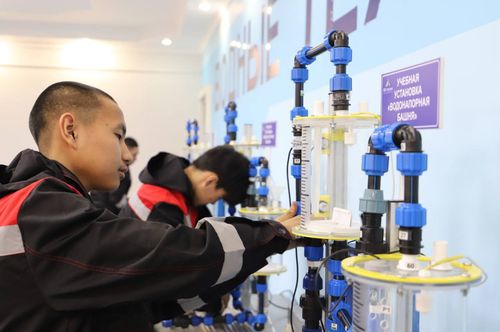 Владислав Ховалыг поздравил педагогов и учащихся с Днем среднего профессионального образования