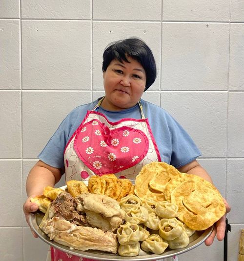 Сотрудники полпредства Тувы в Москве начали поздравлять военнослужащих, проходящих лечение в госпиталях