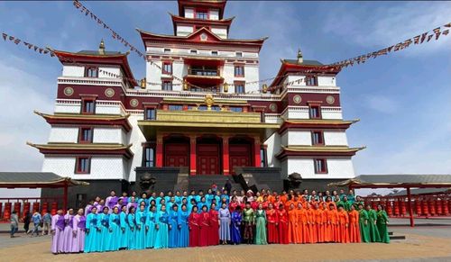 Совет женщин Пий-Хемского района исполнил песни военных лет на столичной сцене