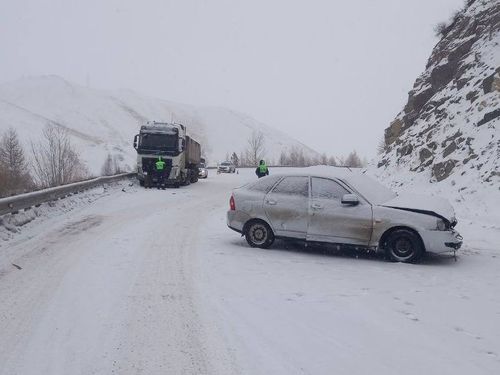 В Туве водитель с 33 штрафами спровоцировал ДТП на федеральной трассе