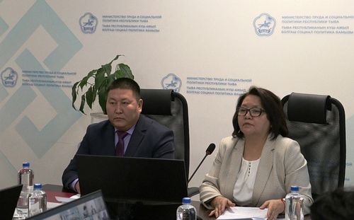 Тываның Күш-ажыл болгаш социал политика яамызы 2025 чылдың түңнелдерин үндүрүп, 2026 чылда мурнады шиитпирлээр айтырыгларны айыткан