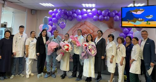 Крохи, рожденные раньше срока, получили праздничные проводы в Перинатальном центре