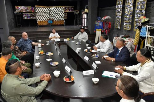 Глава Тувы встретился с организаторами фестиваля «Хөөмей в Центре Азии»