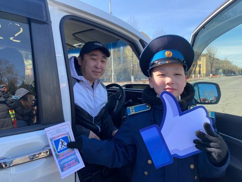 Госавтоинспекторы Кызыла провели акцию «Пристегнись и улыбнись»