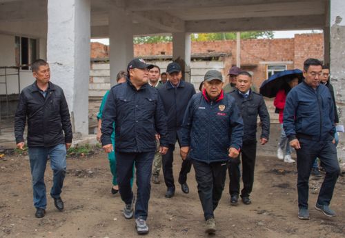 Глава Тувы проинспектировал строящиеся социальные объекты г. Шагонара