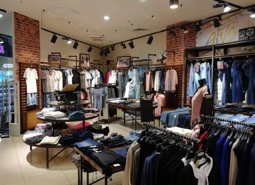 Четверть россиян готова переодеться в вещи отечественных брендов