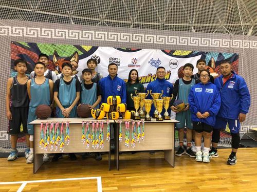 В Туве активисты «Единой России» поздравили победителей соревнований дворового баскетбола среди муниципальных команд