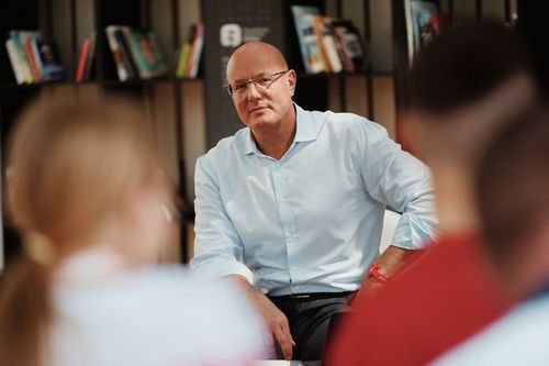 Дмитрий Чернышенко поздравил выпускников школ с праздником