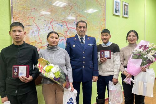 Юным героям Отечества из Тувы вручили награды от Следственного комитета России
