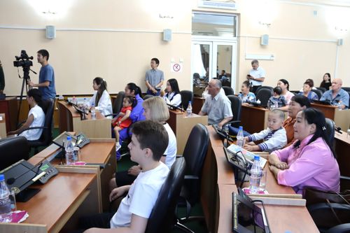 В Верховном Хурале состоялась церемония вручения семьям павших в бою Героев орденов Мужества