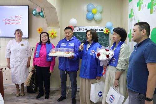 Единороссы Тувы поздравили медработников с профессиональным праздником