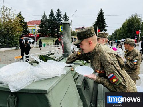 Жителей и гостей Кызыла угощают солдатской кашей