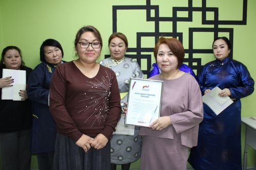 Жены и матери героев СВО обучились пошиву тувинского национального тона