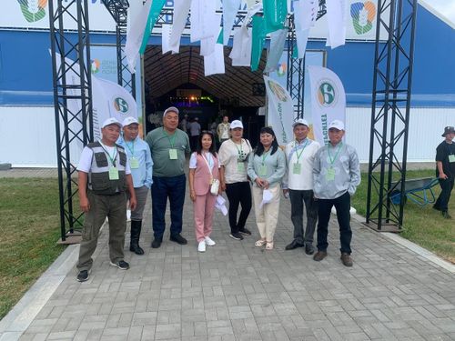 Фермеры Тувы знакомятся с новейшими технологиями на «Дне Сибирского поля» в Барнауле