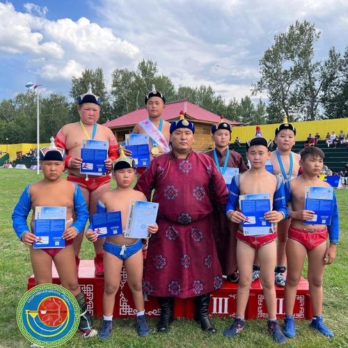 Определились первые чемпионы Наадыма-2022 по национальной борьбе хуреш