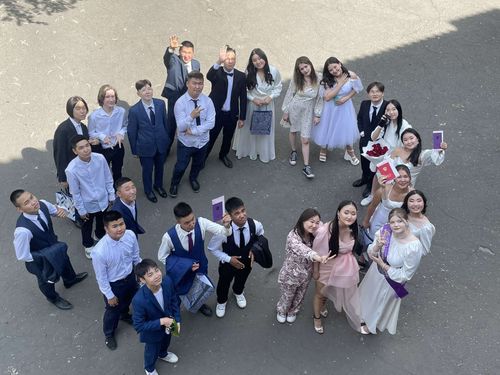 В Туве выпускникам 9-х классов вручили аттестаты об основном общем образовании