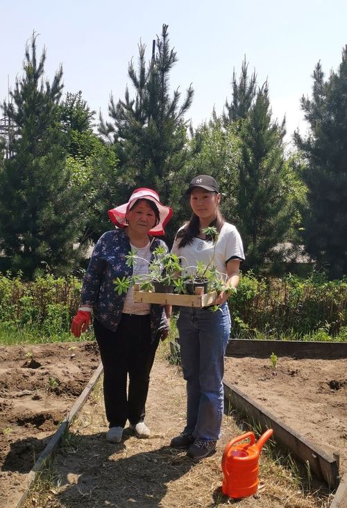 Сотрудники и студенты ТувГУ приняли участие в экологической акции «Подари цветок -подари нежность»