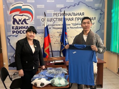 Парламентарии Тувы обеспечили экипировкой юных футболистов Шагонара