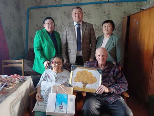 В Бай-Тайгинском районе чествовали интернациональную семью Минеевых, отметившую золотую свадьбу и 80-летие супруги