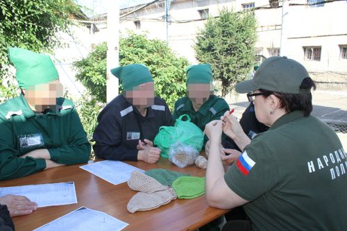 В СИЗО Тувы осуждённые научились вязать подшлемники