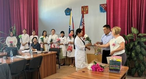 В Кызылском районе поздравили молодых врачей