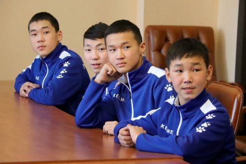 Юные чемпионы Тувы по мини-футболу встретились с председателем Верховного Хурала