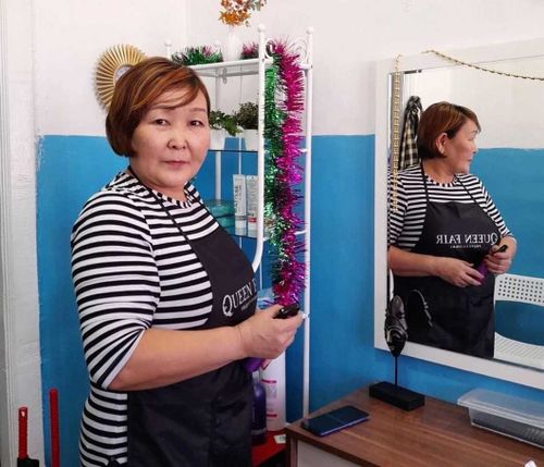 Жительница села Кара-Хаак благодаря соцконтракту открыла свою парикмахерскую
