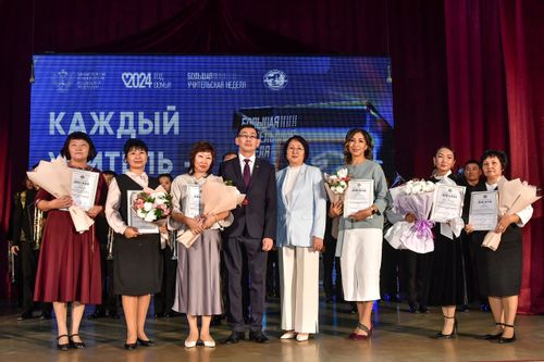 В Туве состоялось чествование учителей, воспитателей, педагогов дополнительного образования и работников среднего профессионального образования
