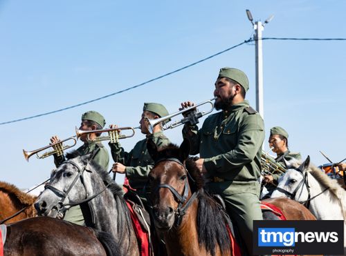 Конное дефиле духового оркестра стало яркой частью празднования «Наадыма-2025»