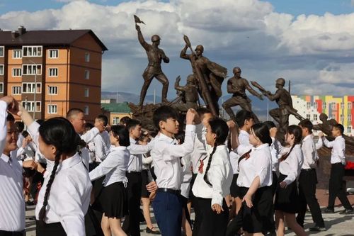 Тува присоединилась к патриотической акции «Русский вальс Победы»