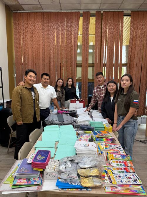 Молодежь Тувы приняла участие в акции «Помоги собраться в школу»