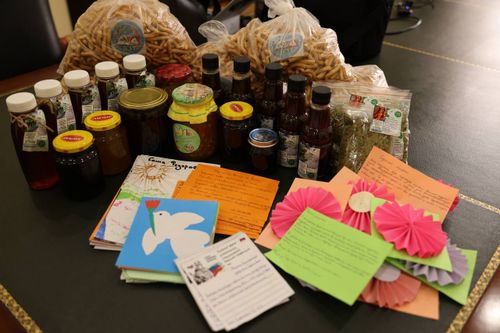 Военнослужащим, находящимся на лечении в госпиталях Москвы, передали вкусные подарки и письма от школьников Тувы