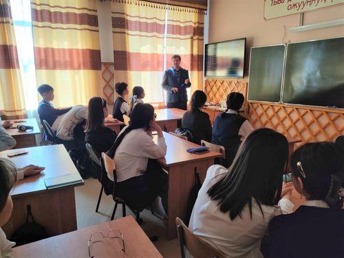 Школьникам Кызыла рассказали про становление конституционного права в Туве