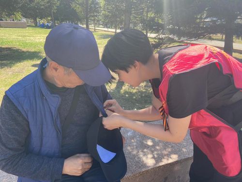 Активисты Тувы подарили георгиевские ленточки кызылчанам