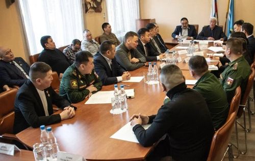 ТР-ниң Дээди Хуралының хораа даргазы Эрес Хуурак тускай шериг операциязының киржикчилерин болгаш хоочуннарын “Тываның маадырлары”