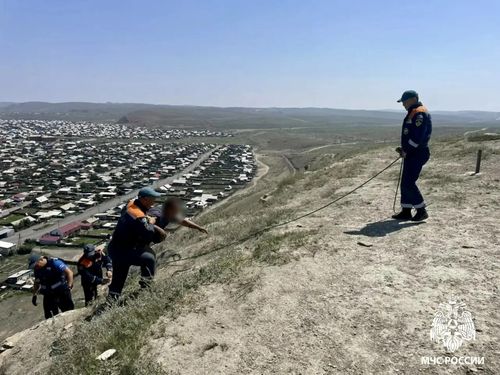 Спасатели МЧС предотвратили падение мужчины с горы Хербис в Кызыле