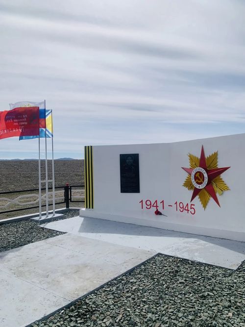 Сотрудники Росреестра Тувы приняли участие в акции «Чистый памятник»