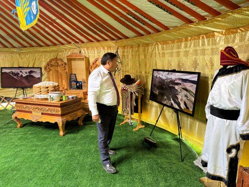 Глава Тувы Владислав Ховалыг посетил выставку юрт в честь 100-летия Увс аймака Монголии