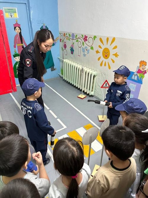 В Туве продолжаются профилактические мероприятия с детьми, направленные на снижение дорожно-транспортного травматизма