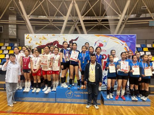 В Кызыле прошел региональный турнир по волейболу «Кубок Субедея»