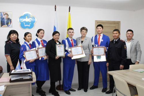 Юным инспекторам Тувы вручили сертификаты на получение путевок в ВДЦ «Артек»