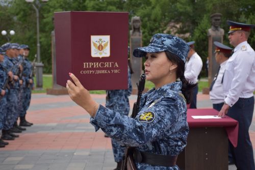 В Туве сотрудники исправительных учреждений приняли присягу на Площади Победы