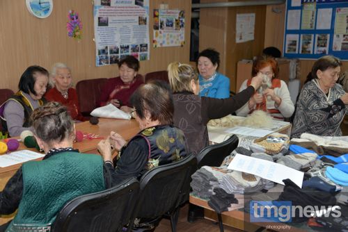 Помощь от всей души: Совет ветеранов Кызыла передает теплые носки для военнослужащих